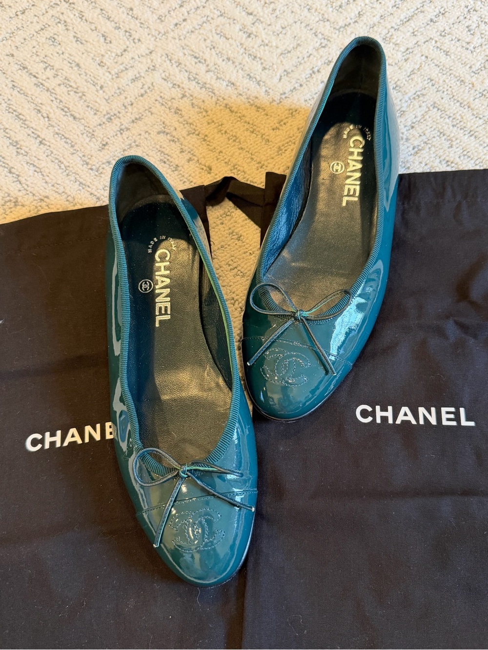 CHANEL Green Patent Leather embroidered CC Cap Toe Ballet ballerina Flats w Bow